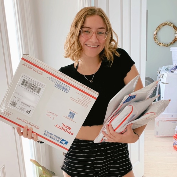 Meet your Posher, Cailey - Picture 2 of 2